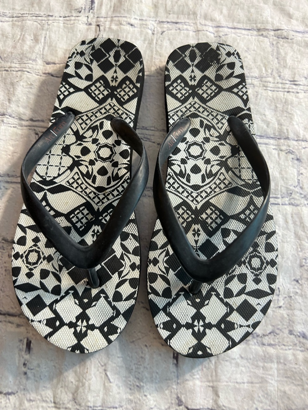 ARC COM ABSTRACT PRINT FOOTBED FLIPFLOPS BLACK AND BEIGE SIZE 36/37